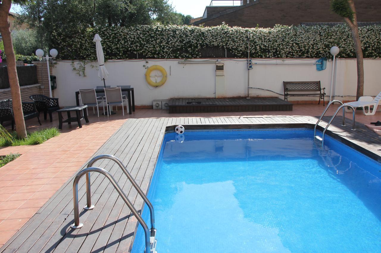 Apartamentos Caru Castelldefels Dış mekan fotoğraf